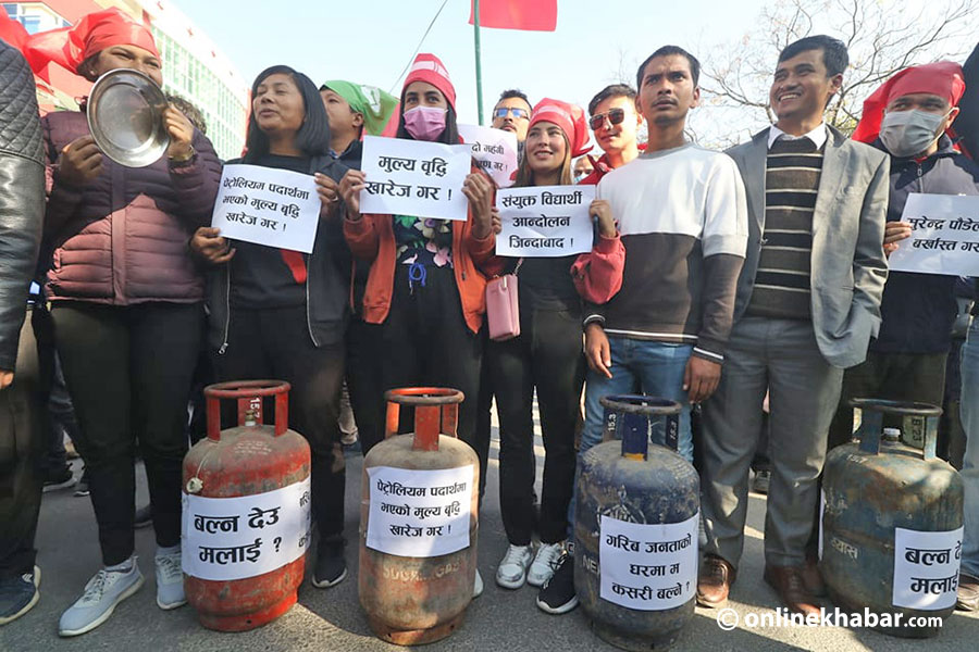 मूल्यवृद्धिको विरोधमा ग्यास सिलिण्डरसहित प्रदर्शन